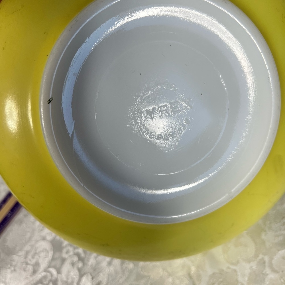 Large Pyrex Mixing Bowl - Picture 3 of 6